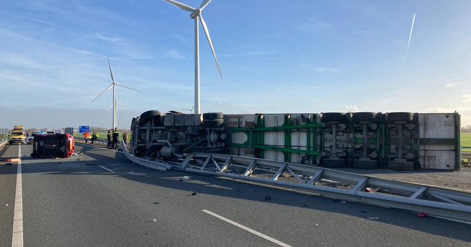 Snelweg Afgesloten Na Ongeval Tussen Vrachtwagen En Auto Nederland