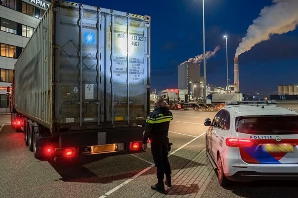 Uithalers En N Vrachtwagenchauffeur Aangehouden Op De Maasvlakte