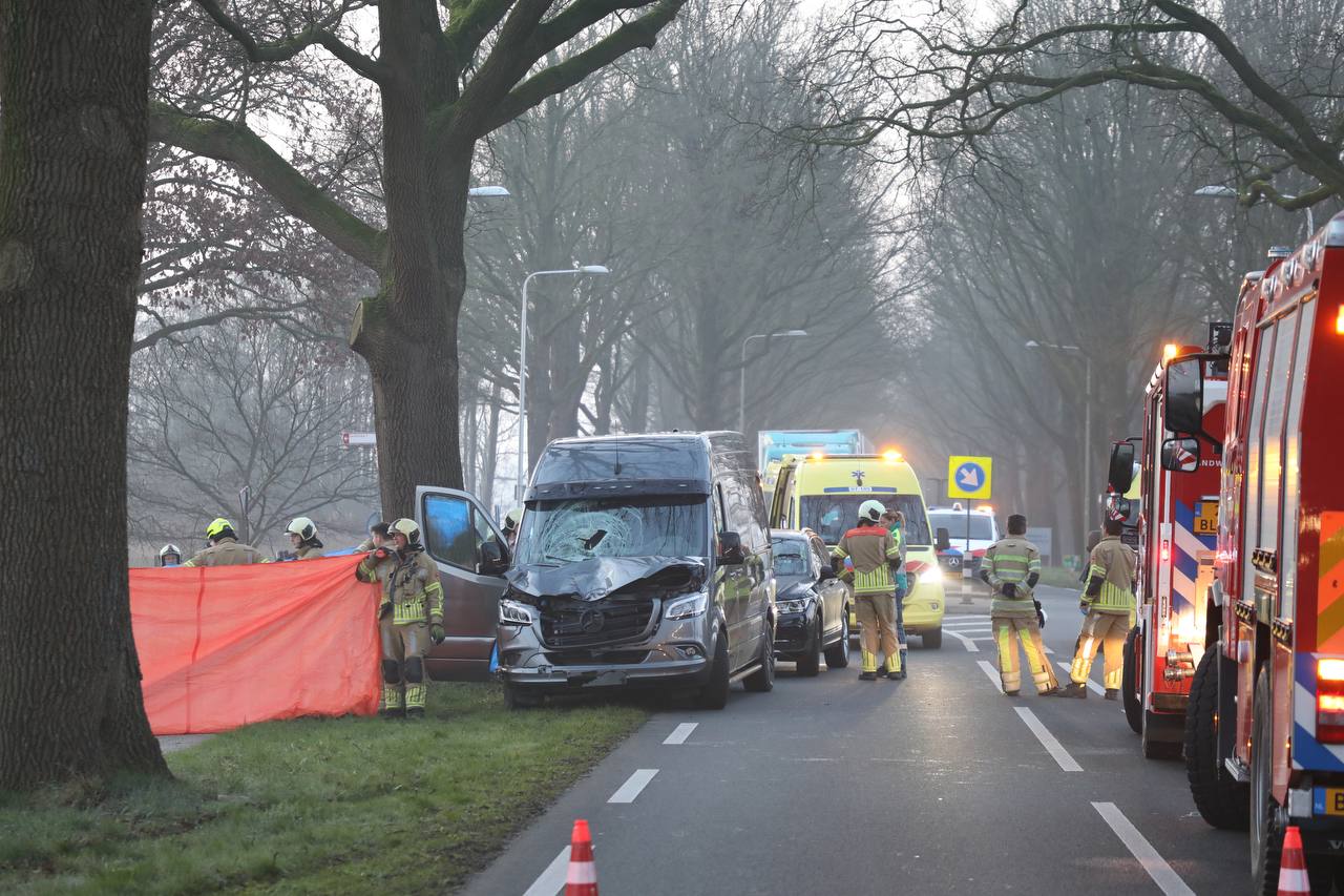 Fietser 22 Overleden Na Aanrijding Met Bestelbus