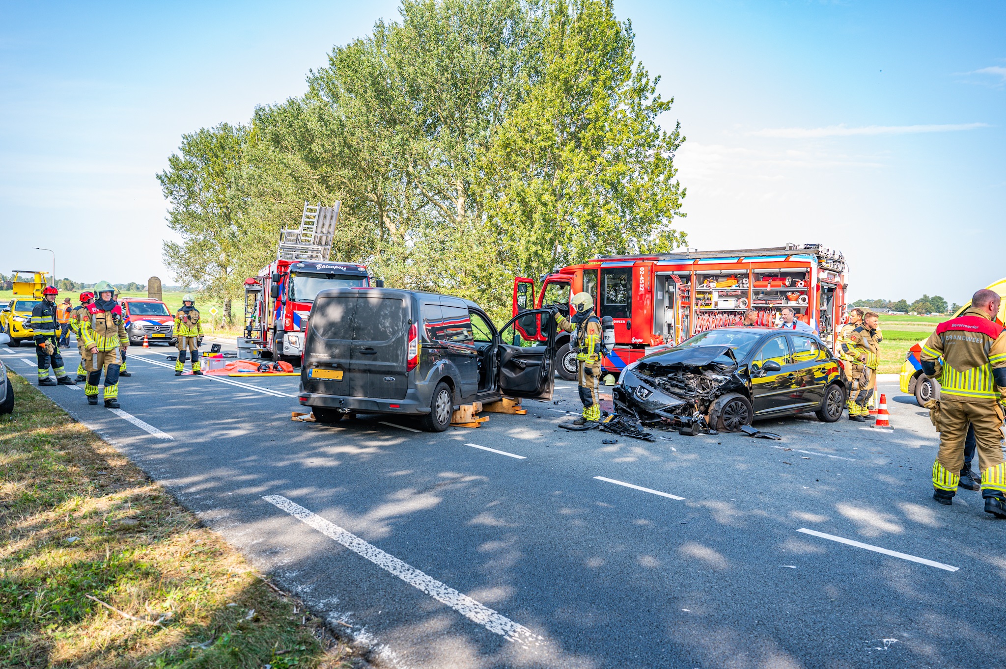 Bestuurder Bekneld Na Frontale Aanrijding Trauma Helikopter Geland