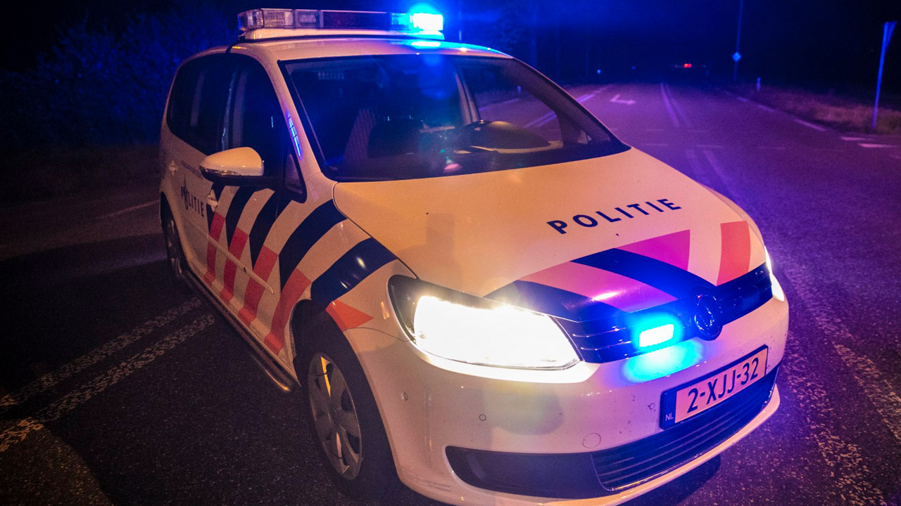 Politie treft in auto halfnaakte vrouw, wapens en drugs aan