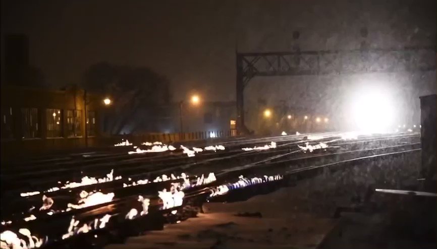 VIDEO: Treinspoor in Chicago staat in brand om bevriezing tegen te gaan