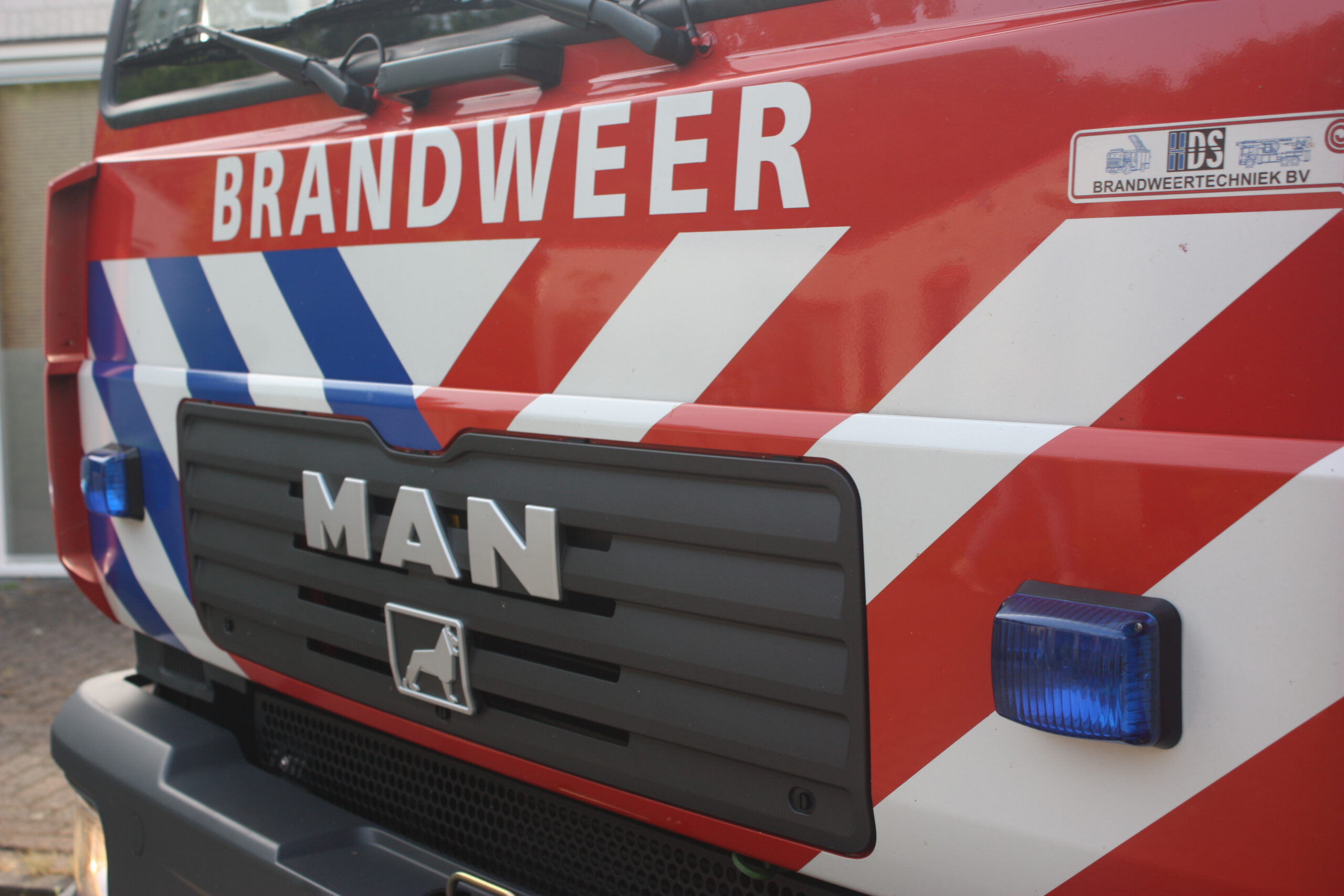 Brandweer redt drie mensen uit brandende woning