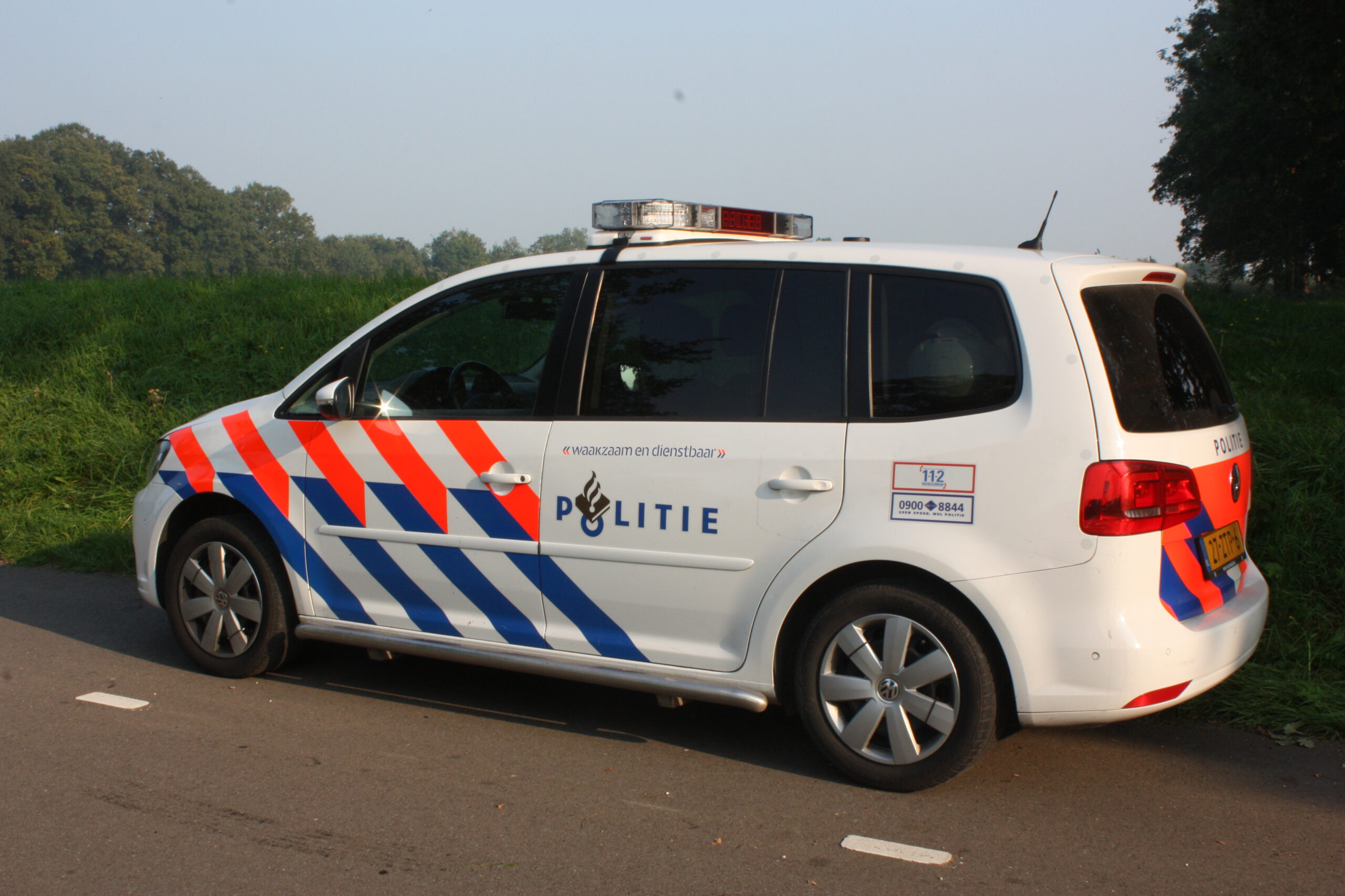 Vrouw bedreigt personeel van winkel met mes