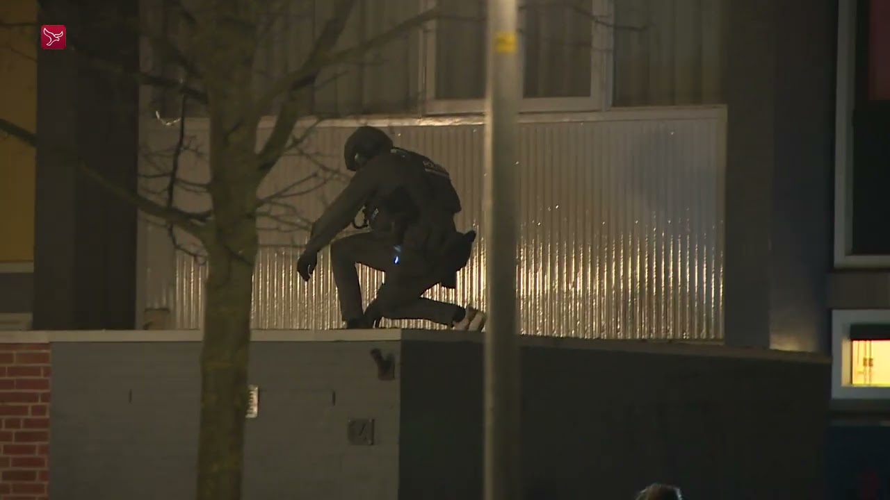 VIDEO: Arrestatieteam gaat via dak en balkon huis binnen