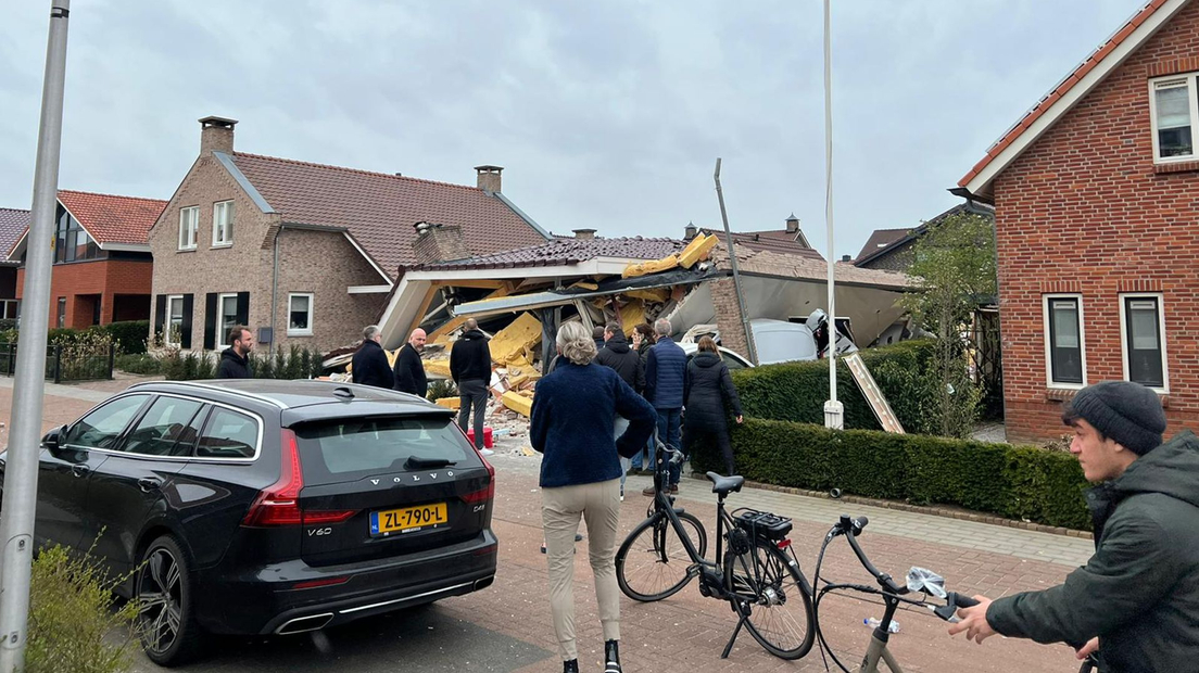 UPDATE: Hulpverleners halen laatste persoon onder puin ingestort huis Oldenzaal vandaan
