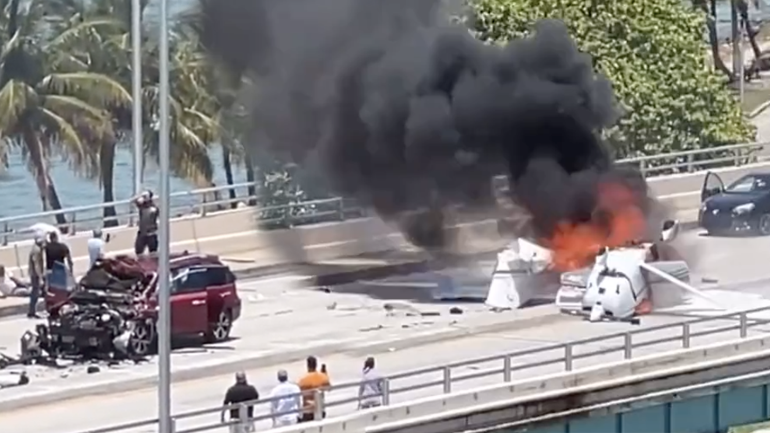 VIDEO: Vliegtuigje botst met auto op brug bij Miami