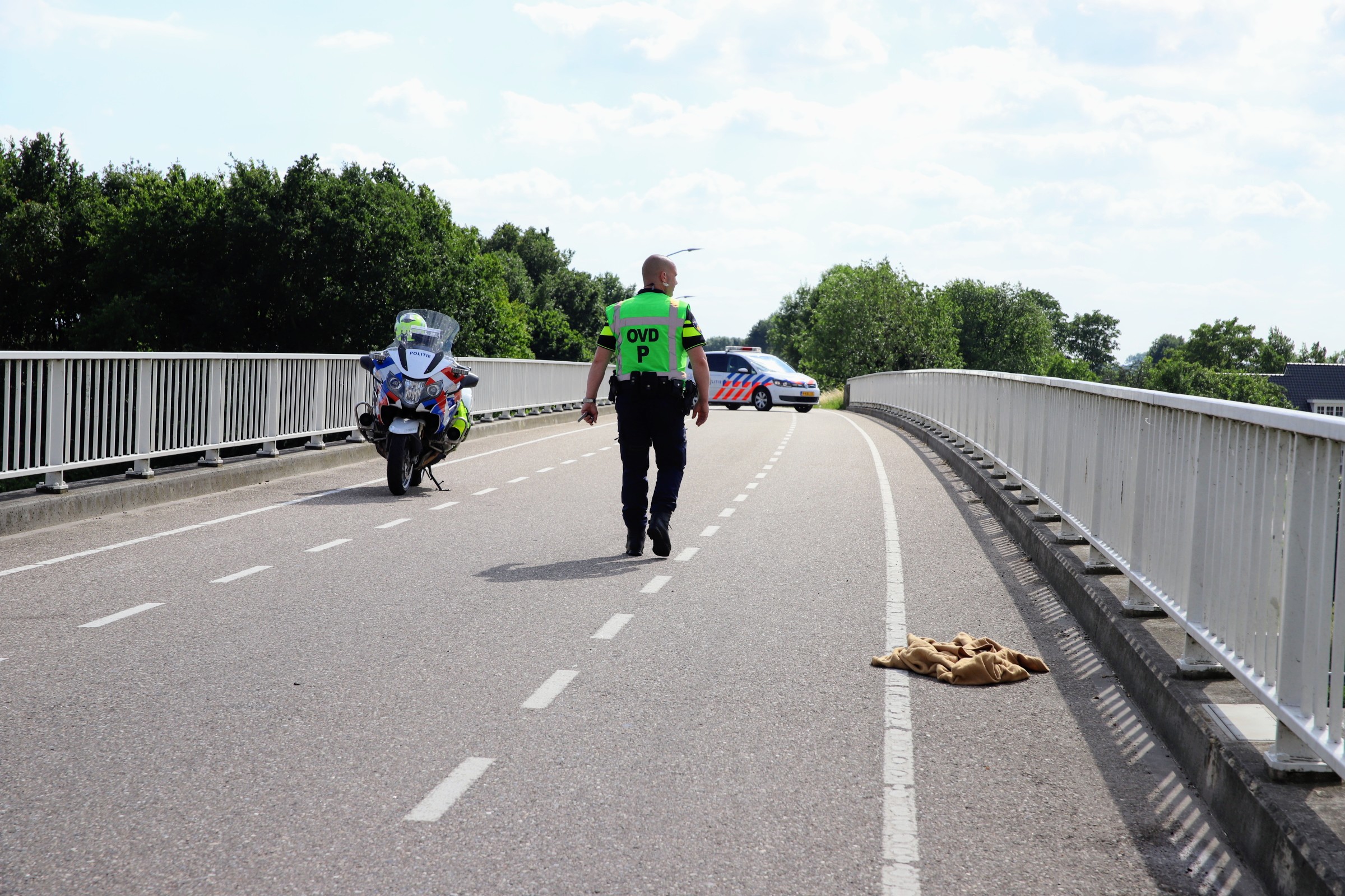 Autospotter raakt zwaargewond bij aanrijding op snelwegviaduct