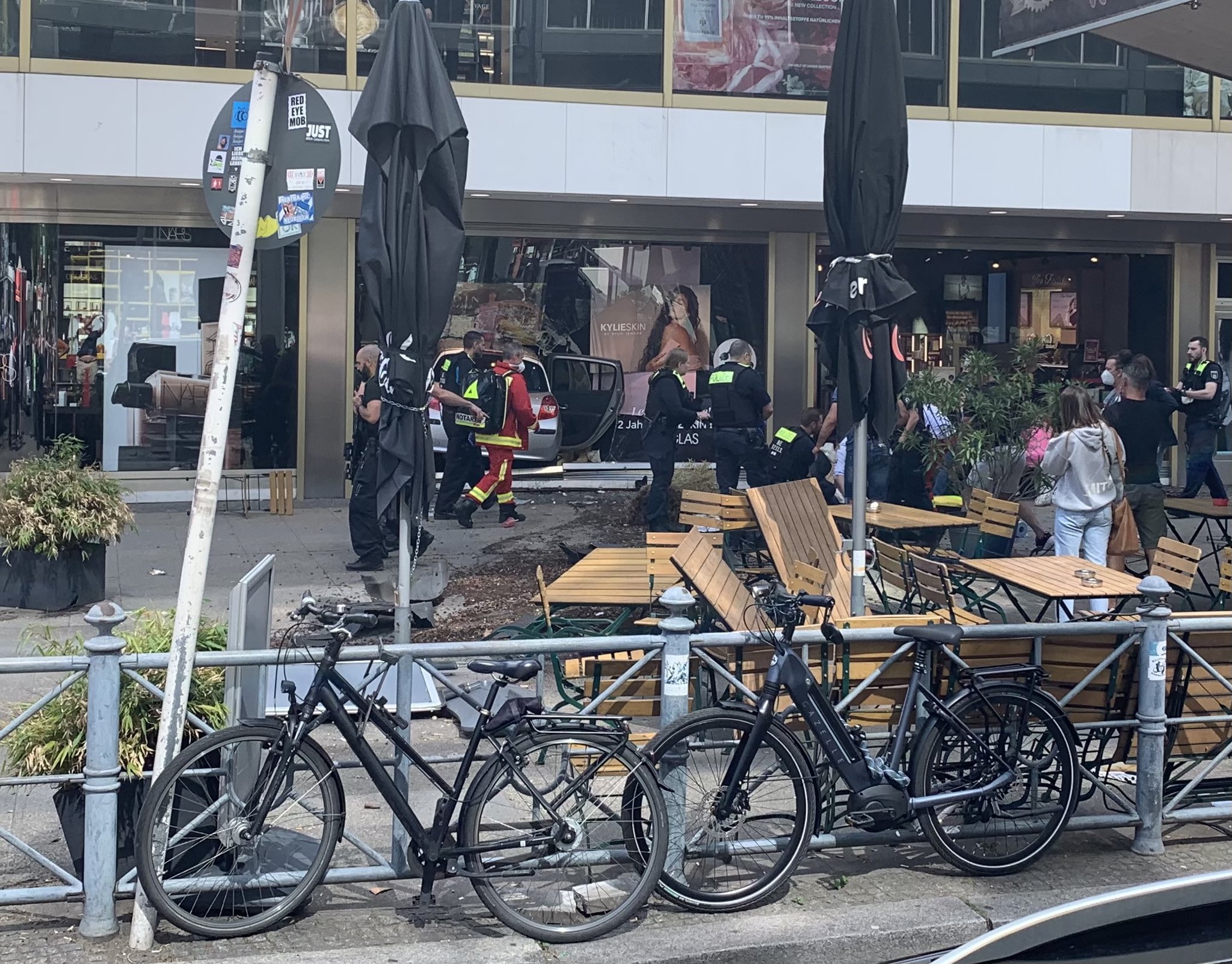 Auto rijdt in op menigte in Berlijn: Zeker één dode en acht gewonden