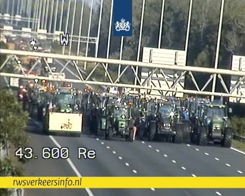 Tractoren over snelwegen naar boerenprotest