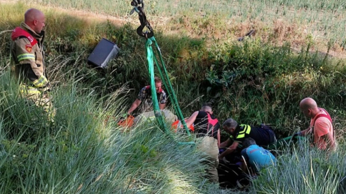 Oudere man belandt met scootmobiel in de sloot en raakt gewond