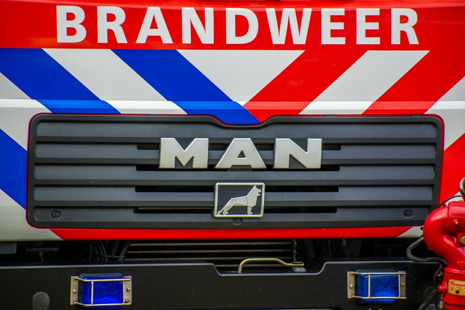 Auto klapt achterop vrachtwagen en vliegt in brand