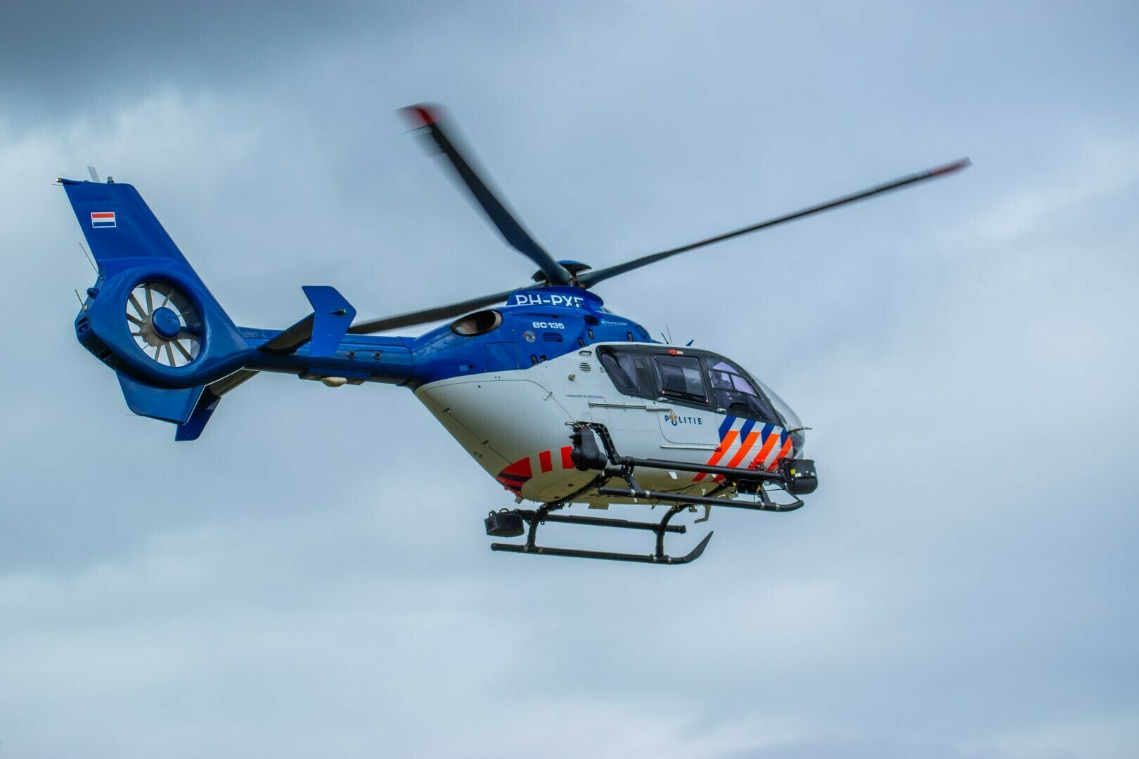 Paniek bij uitvaart na knallen, politie onderzoekt mogelijk schoten