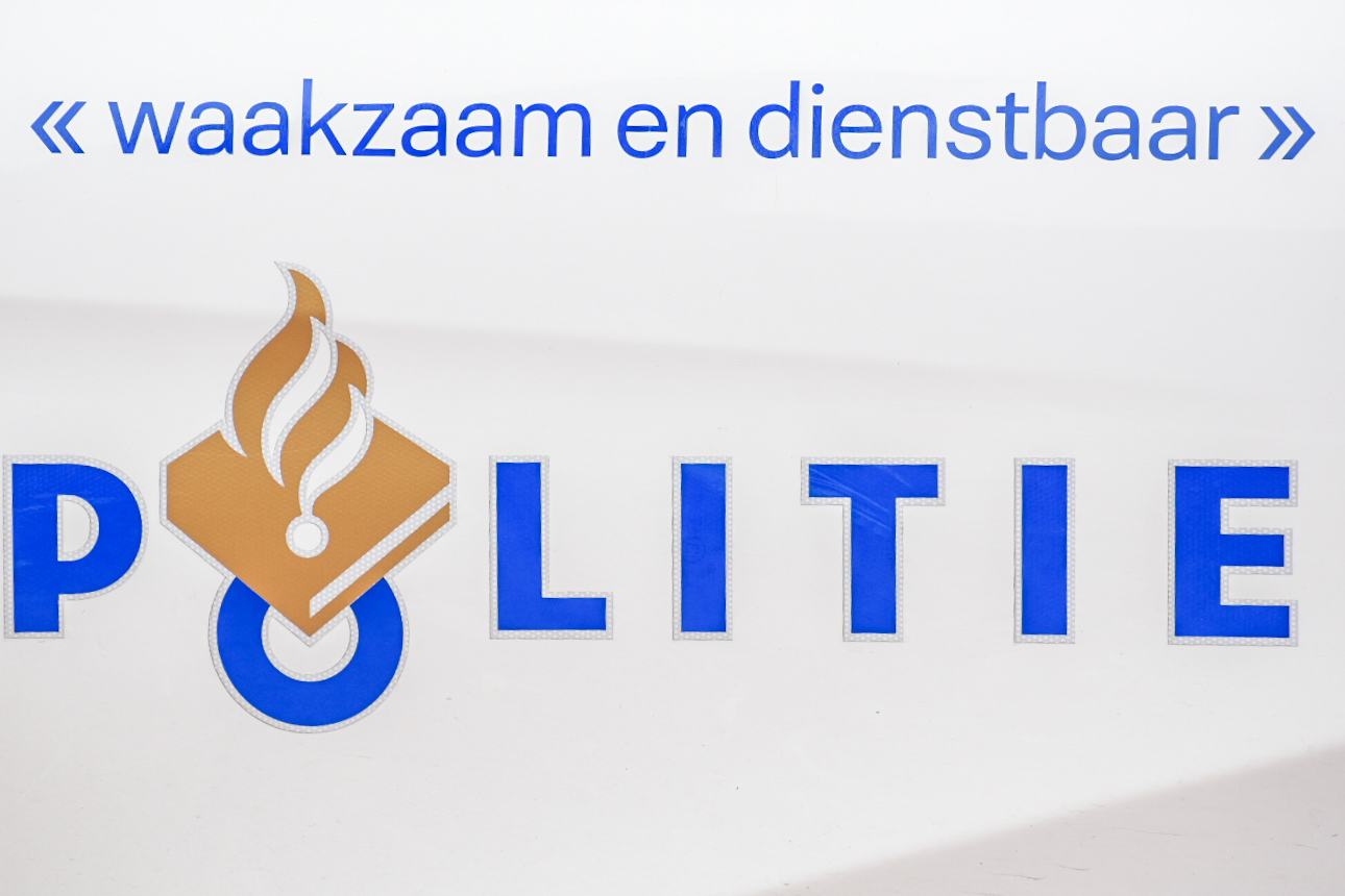 Jongen met mes en boksbeugel op zak aangehouden