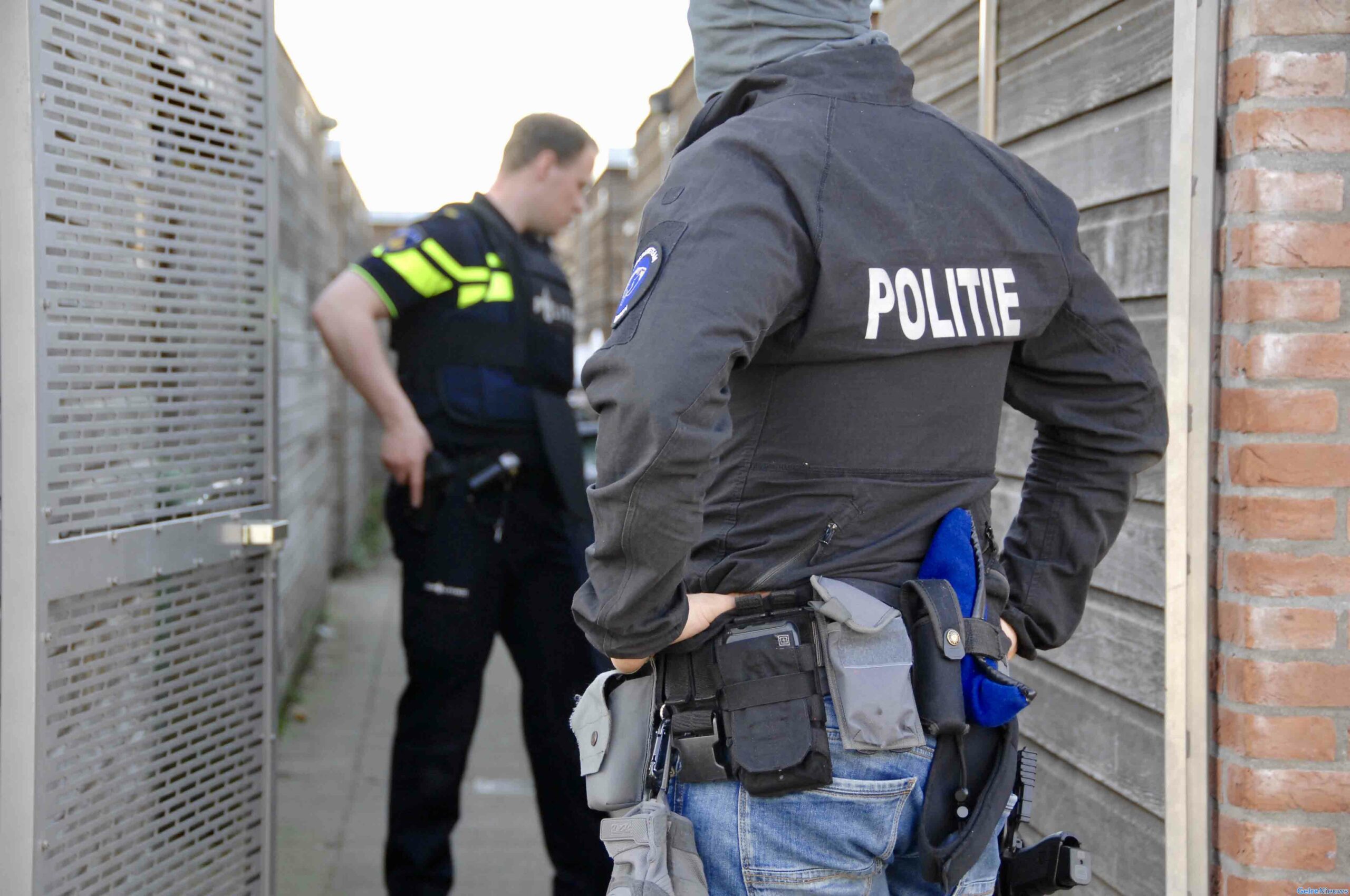 Arrestatieteam valt woning binnen na lopen met wapen op straat