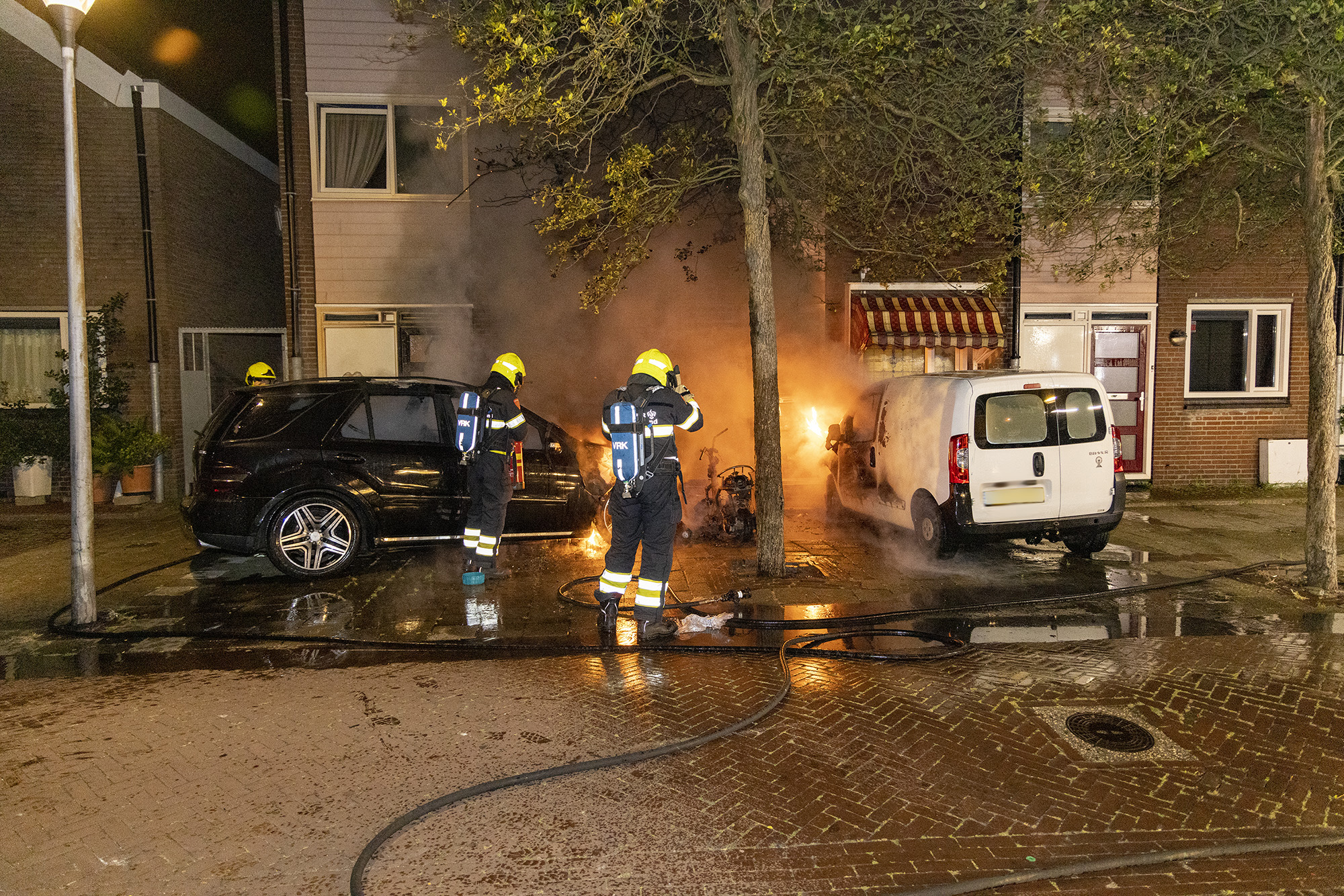 Twee auto's, scooter en woningen beschadigd bij brand in Haarlem - 112 Nederland