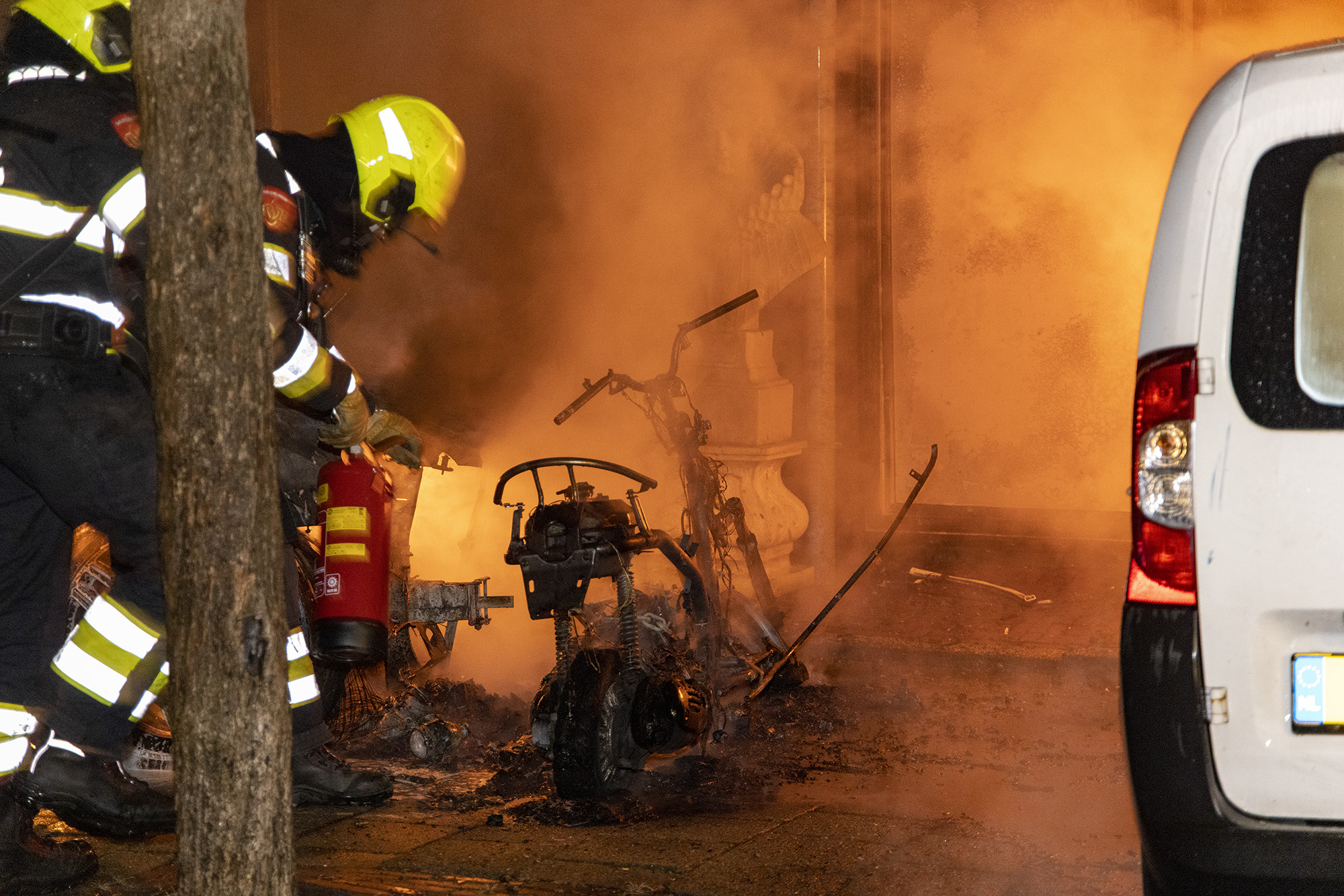 Twee auto's, scooter en woningen beschadigd bij brand in Haarlem - 112 Nederland