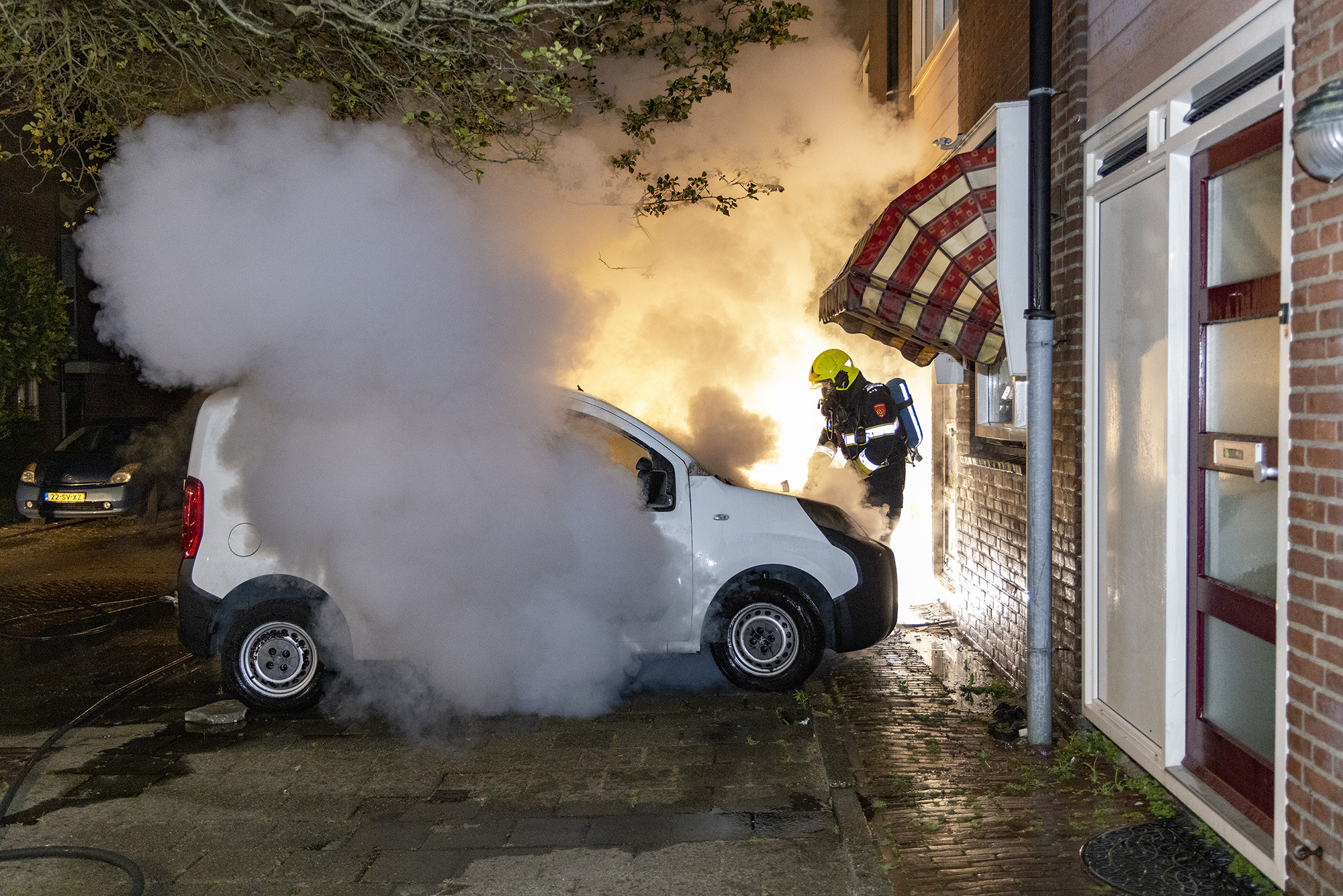 Twee auto's, scooter en woningen beschadigd bij brand in Haarlem - 112 Nederland