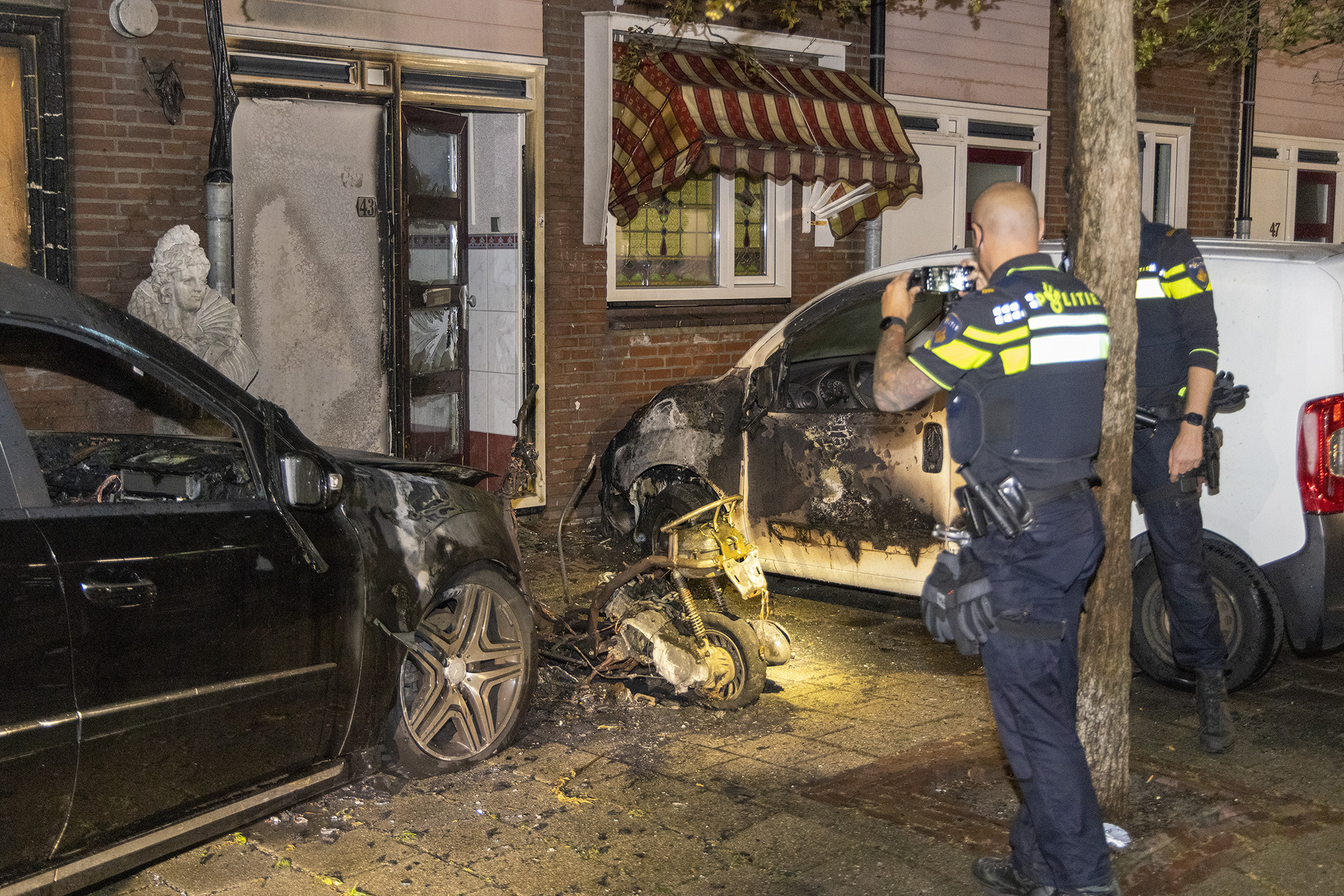 Twee auto's, scooter en woningen beschadigd bij brand in Haarlem - 112 Nederland