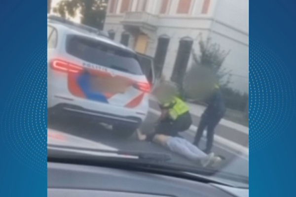 VIDEO: Agent zet knie op bewusteloze arrestant