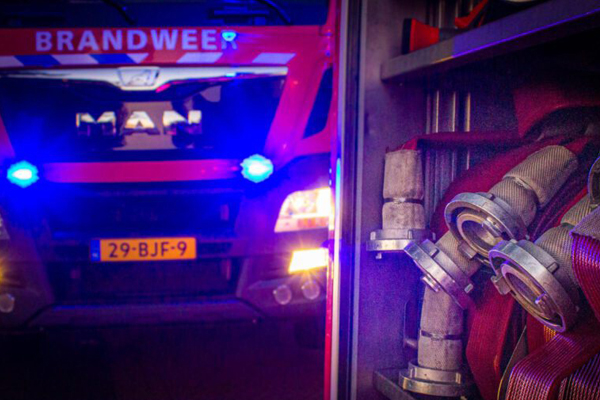 Heg vliegt in brand na exploderend vuurwerk, omwonenden starten blusactie