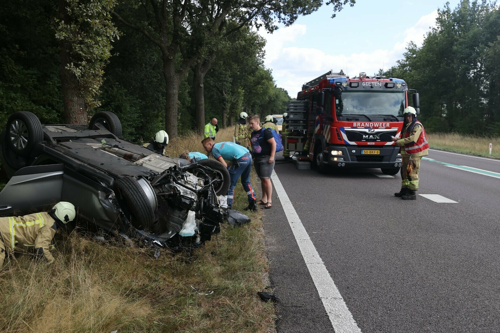 Automobilist Knalt Tegen Boom Aan En Raakt Ernstig Gewond