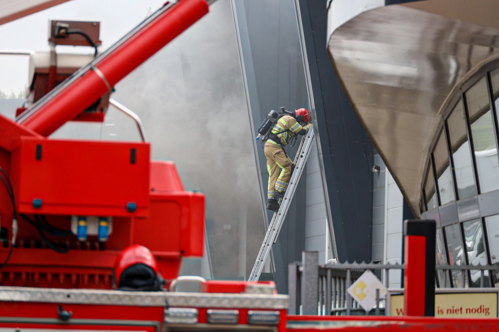 Dak brand bij bedrijfsverzamelgebouw