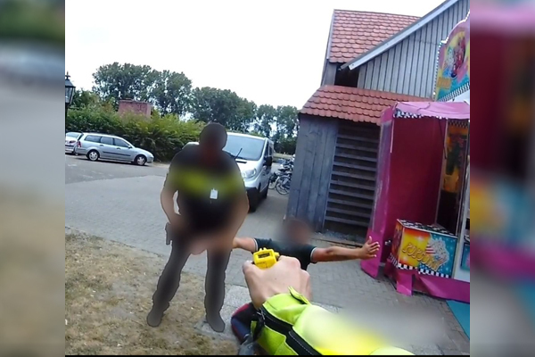 Man schopt tegen politieauto en deelt kopstoot uit aan agent