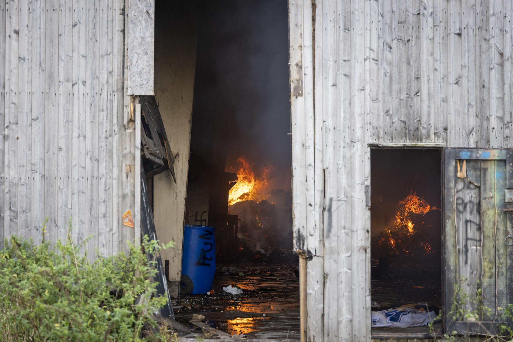 Grote brand in leegstaande boerderij in Hoofddorp - 112 Nederland