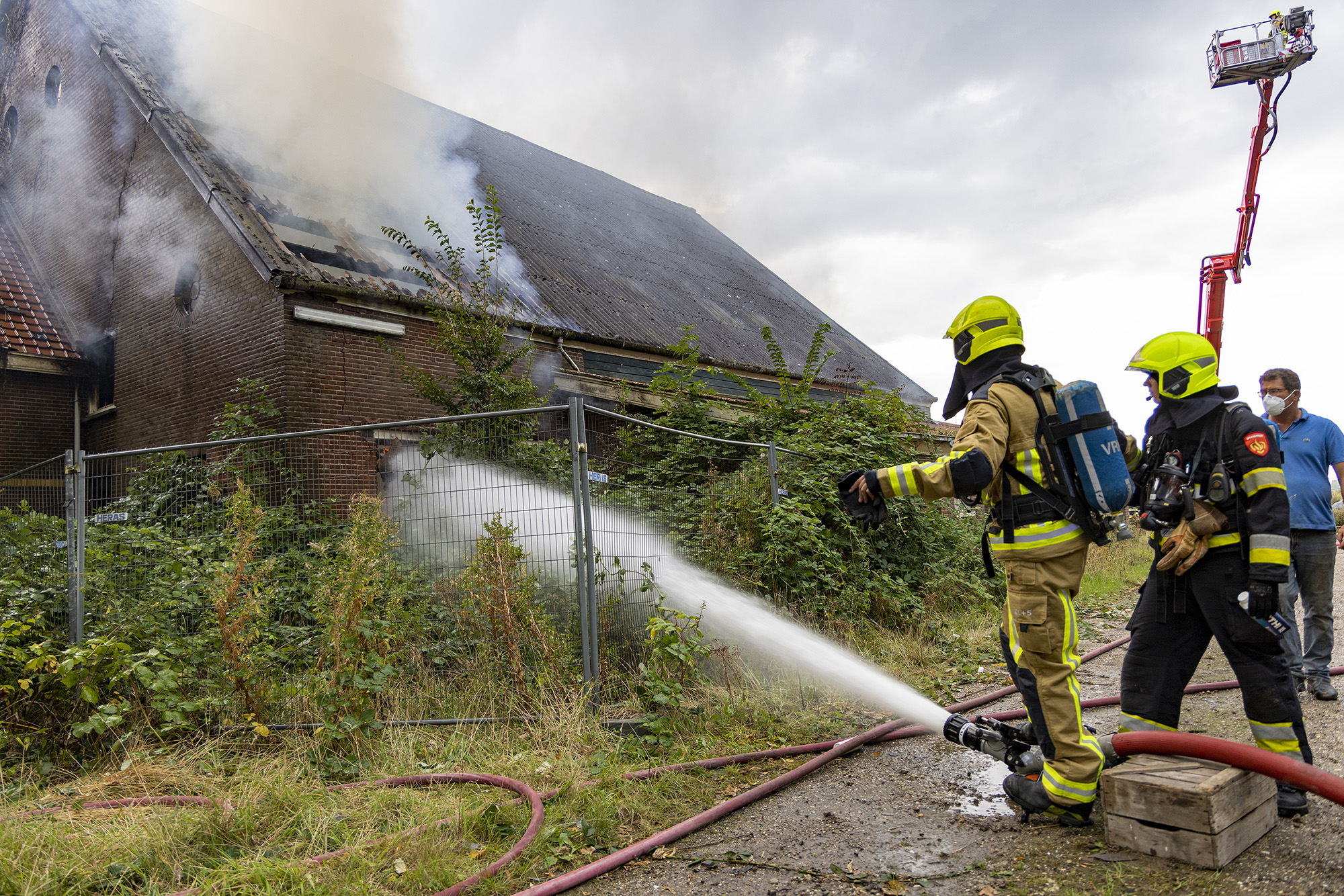 Grote brand in leegstaande boerderij in Hoofddorp - 112 Nederland