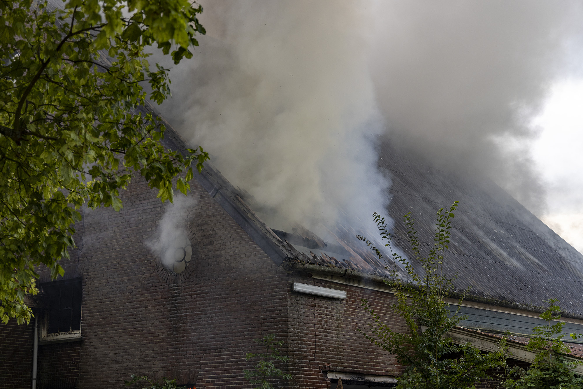 Grote brand in leegstaande boerderij in Hoofddorp - 112 Nederland