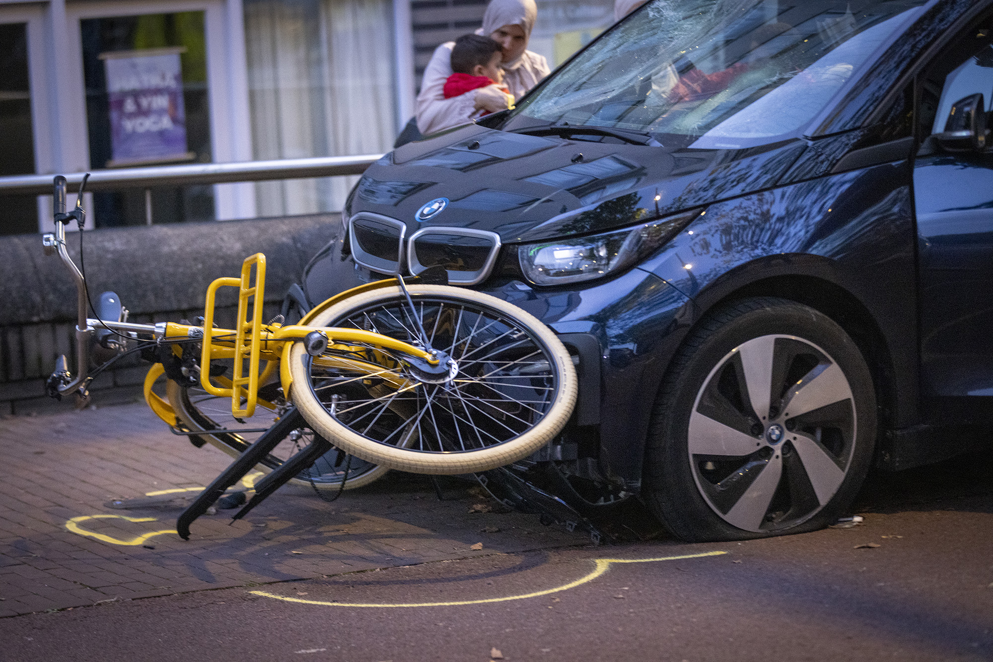 Fietsers geschept op fietspad na ongeval in Amsterdam - 112 Nederland