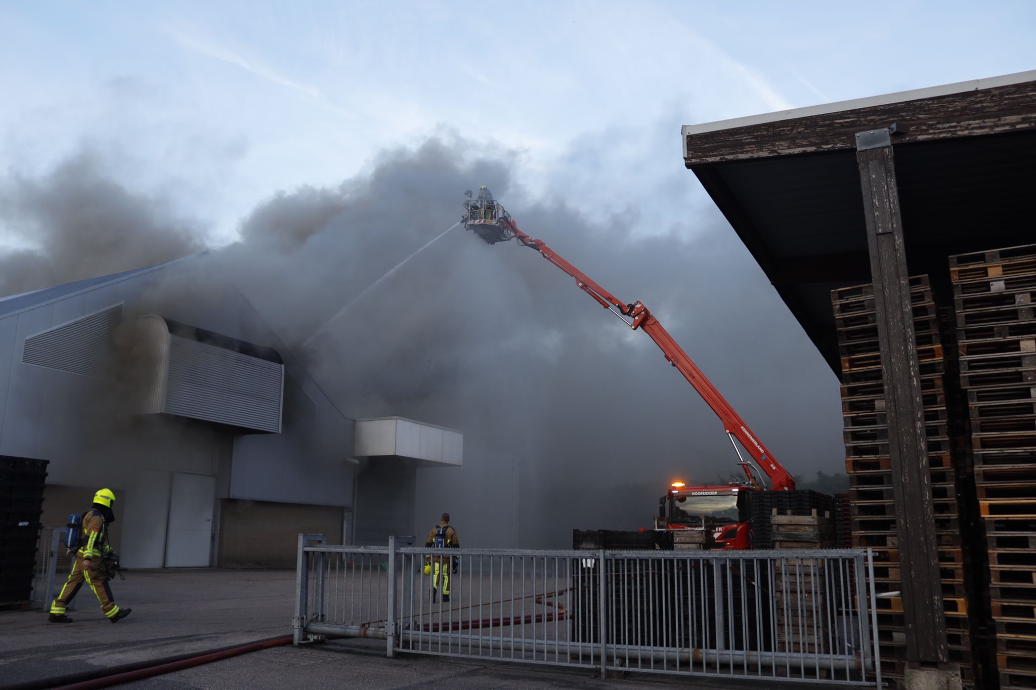 Uitslaande Brand In Loods, Sluit Ramen En Deuren