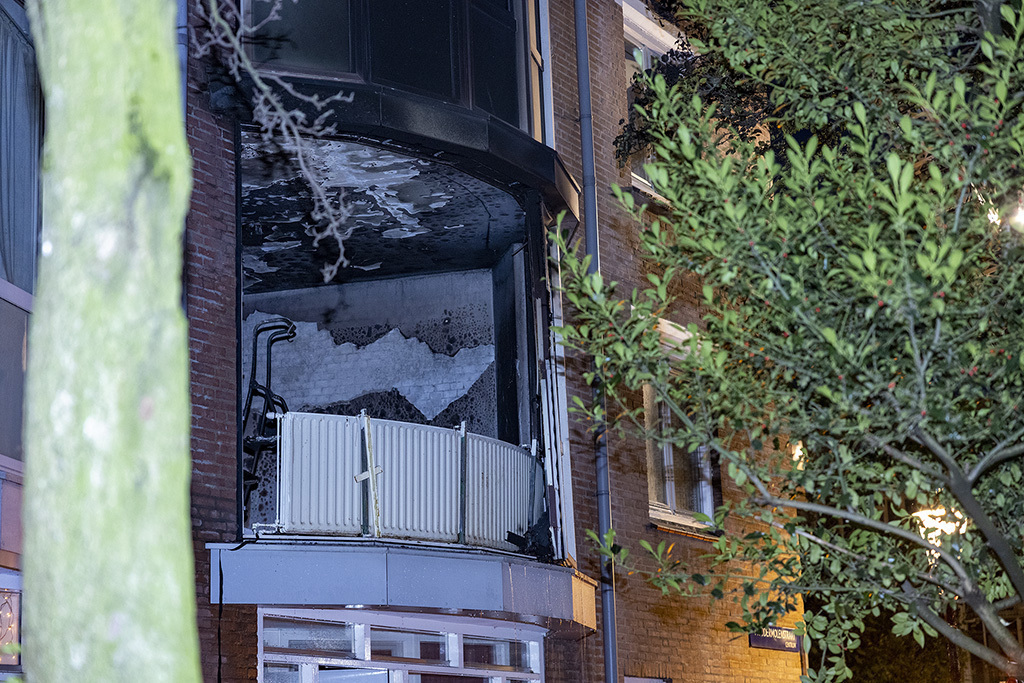 Grote brand na explosie aan de Zuiderkerkhof in Amsterdam - 112 Nederland