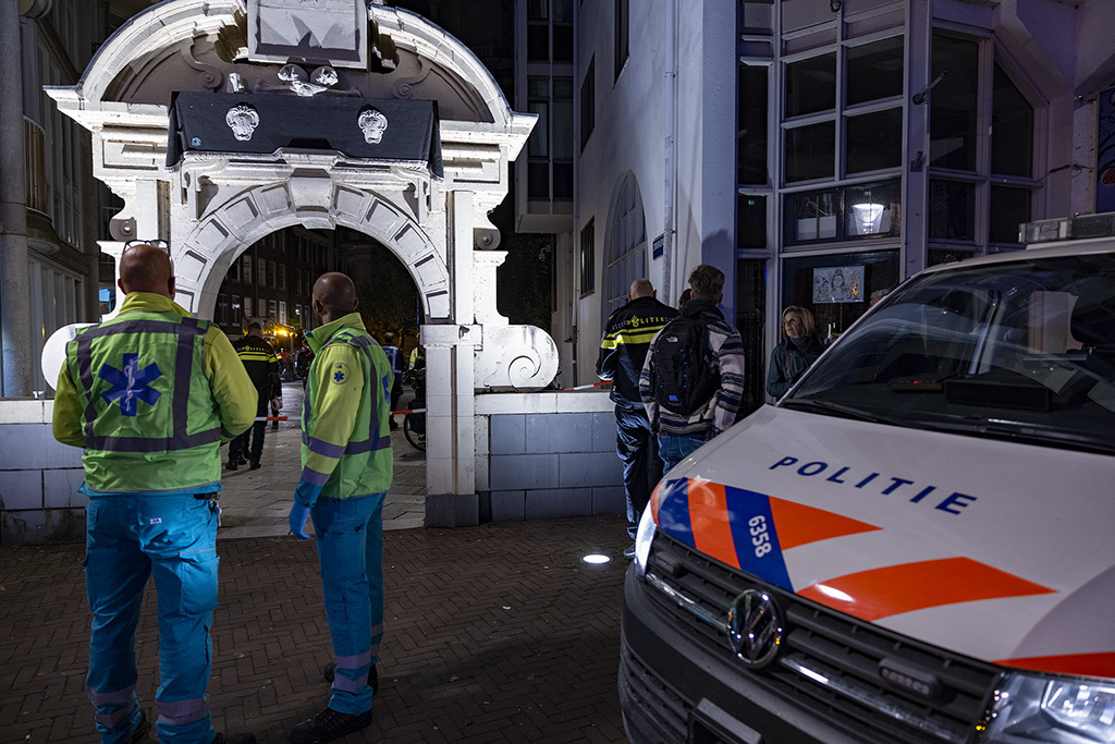 Grote brand na explosie aan de Zuiderkerkhof in Amsterdam - 112 Nederland