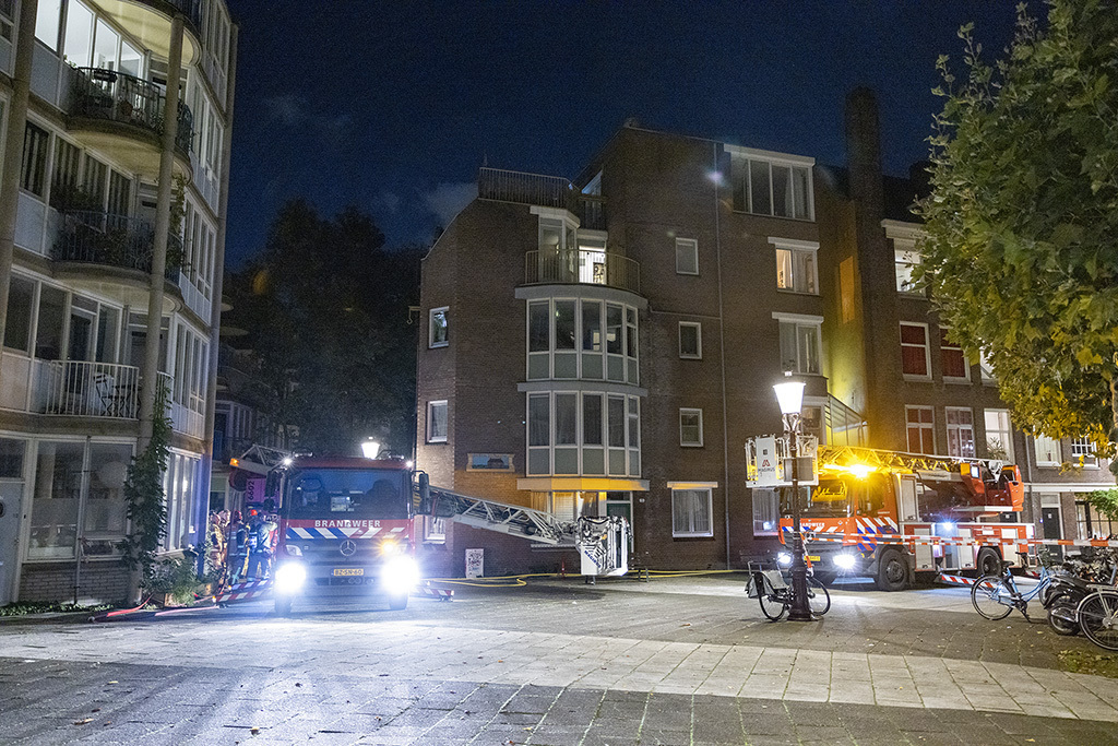 Grote brand na explosie aan de Zuiderkerkhof in Amsterdam - 112 Nederland