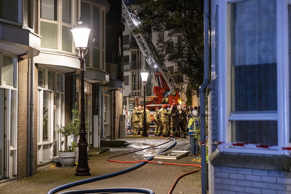 Grote brand na explosie aan de Zuiderkerkhof in Amsterdam - 112 Nederland