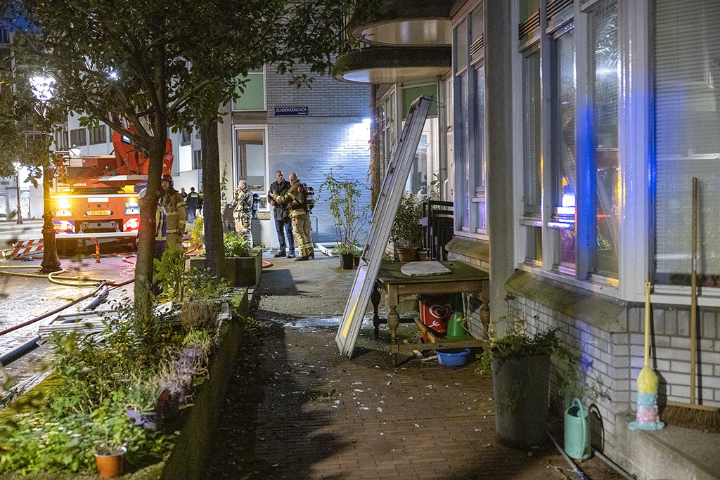 Grote brand na explosie aan de Zuiderkerkhof in Amsterdam - 112 Nederland