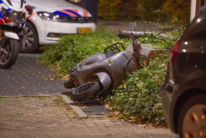 Scooterrijder (13) vlucht bij zien van politie, passagier gewond