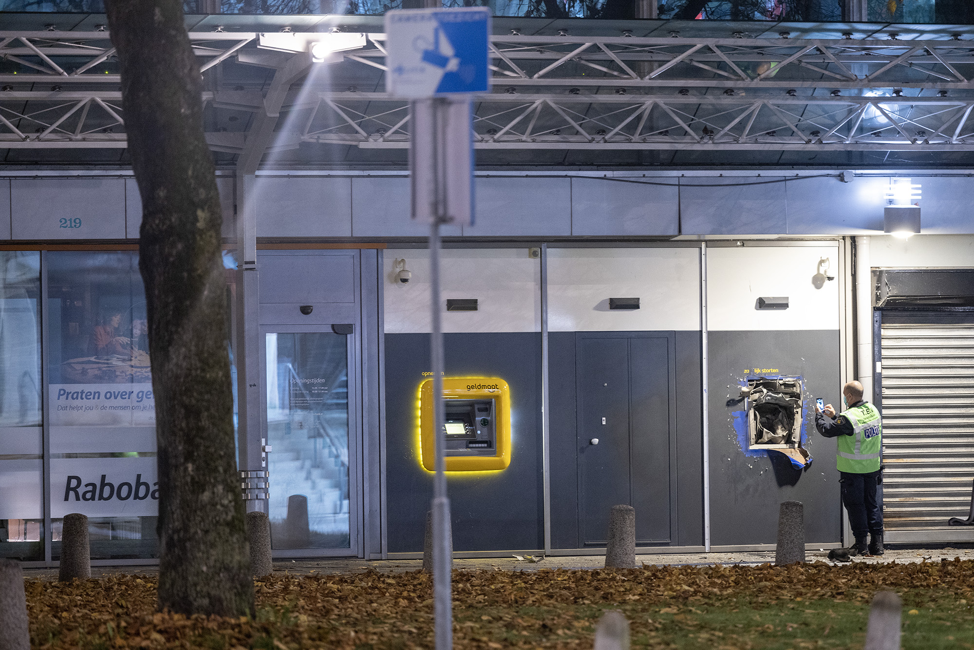 Plofkraak op geldautomaat Buikslotermeerplein Amsterdam - 112 Nederland