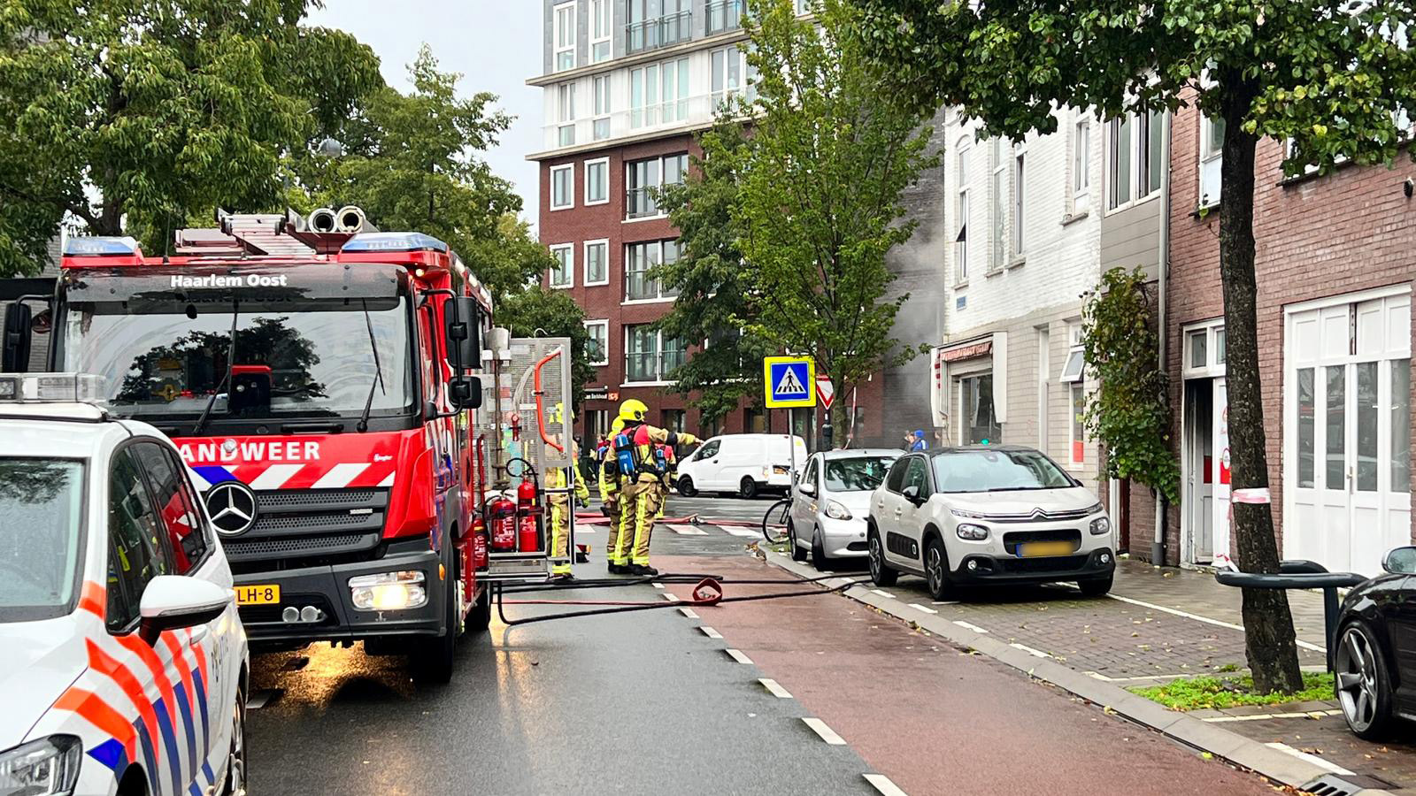 UPDATE: Brand in Shoarma zaak geblust, een persoon met ladder uit pand