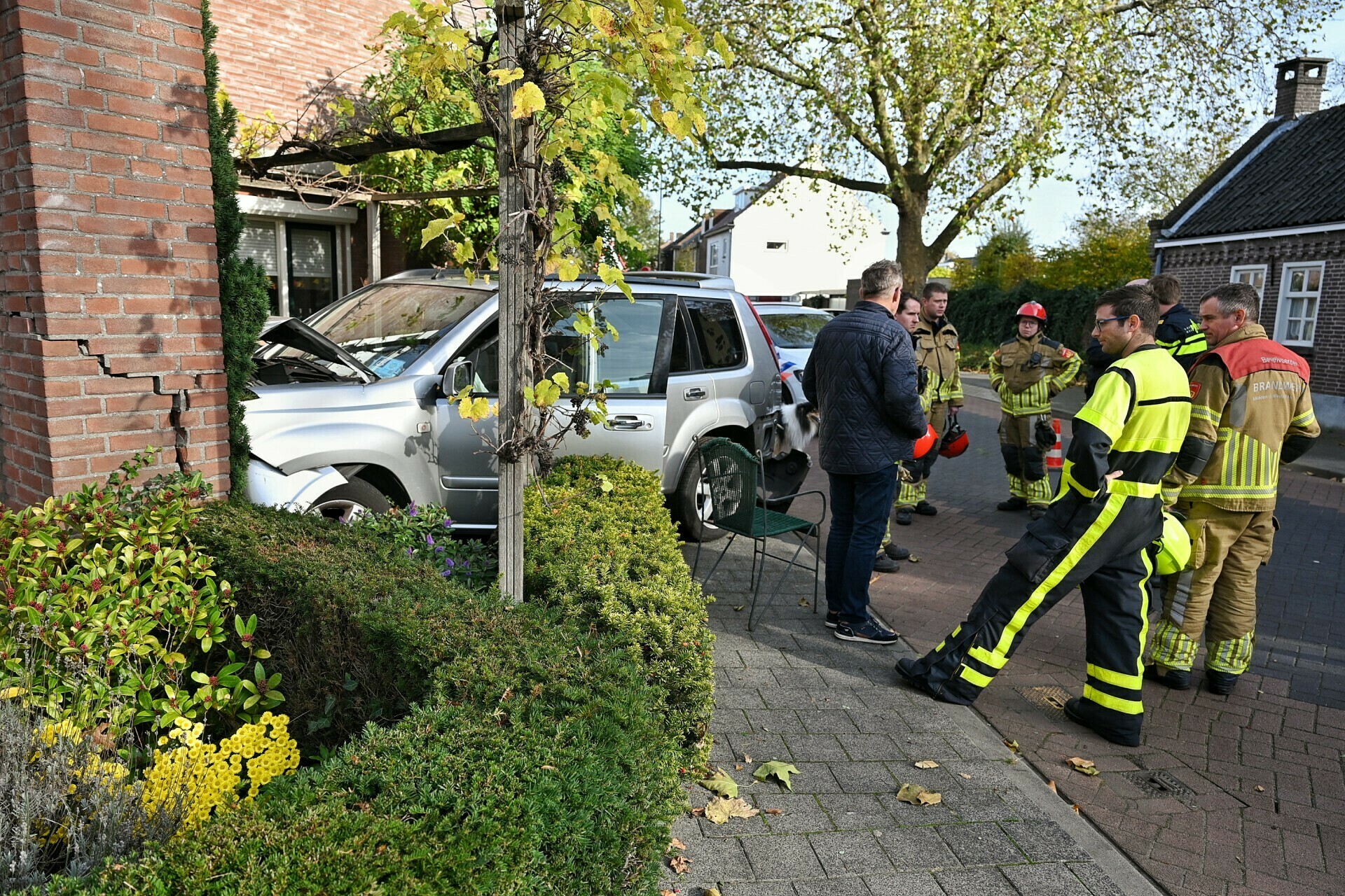 Automobilist Rijdt Rechtdoor In Bocht En Botst Tegen Gevel