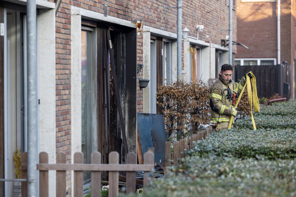 Brand na explosie bij woning aan het Kospad in Amsterdam - 112 Nederland