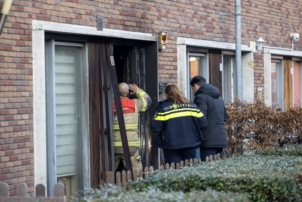Brand na explosie bij woning aan het Kospad in Amsterdam - 112 Nederland
