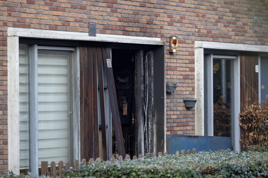 Brand na explosie bij woning aan het Kospad in Amsterdam - 112 Nederland