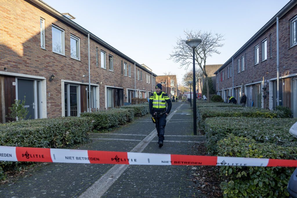 Brand na explosie bij woning aan het Kospad in Amsterdam - 112 Nederland