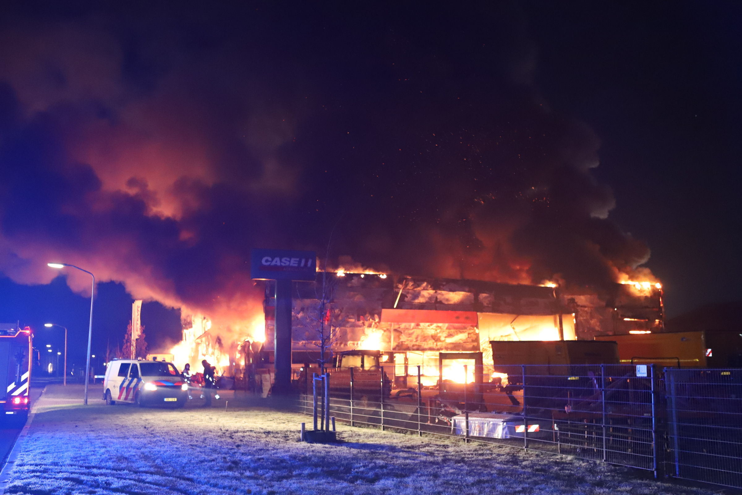 Grote brand bij een landbouwmechanisatiebedrijf