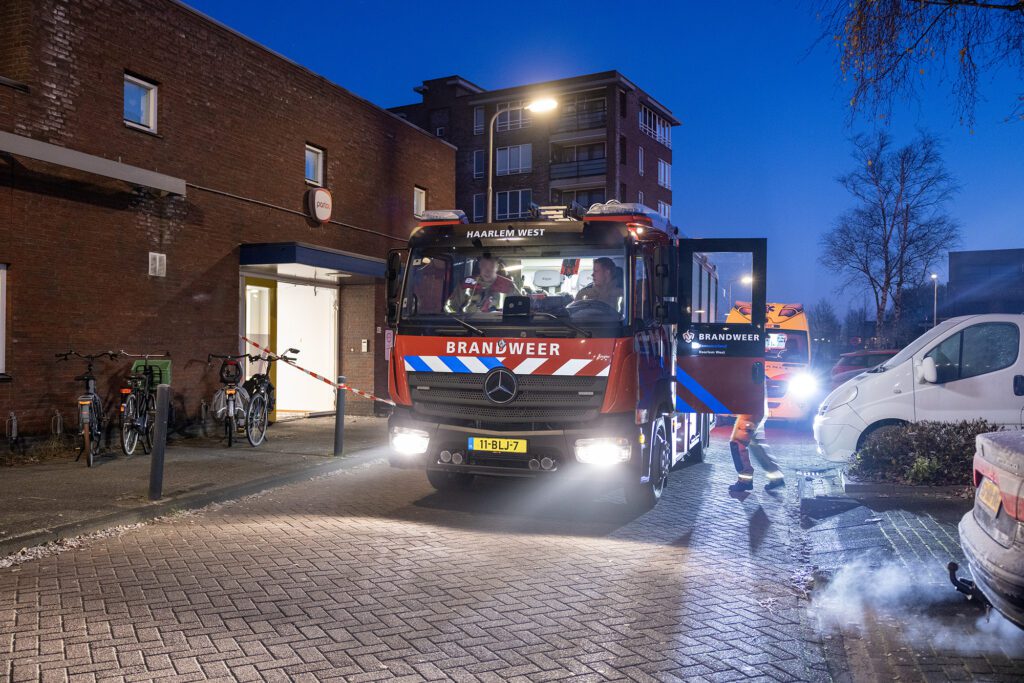 Auto rijdt kinderdagverblijf binnen in Velserbroek - 112 Nederland