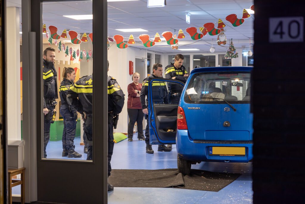 Auto rijdt kinderdagverblijf binnen in Velserbroek - 112 Nederland
