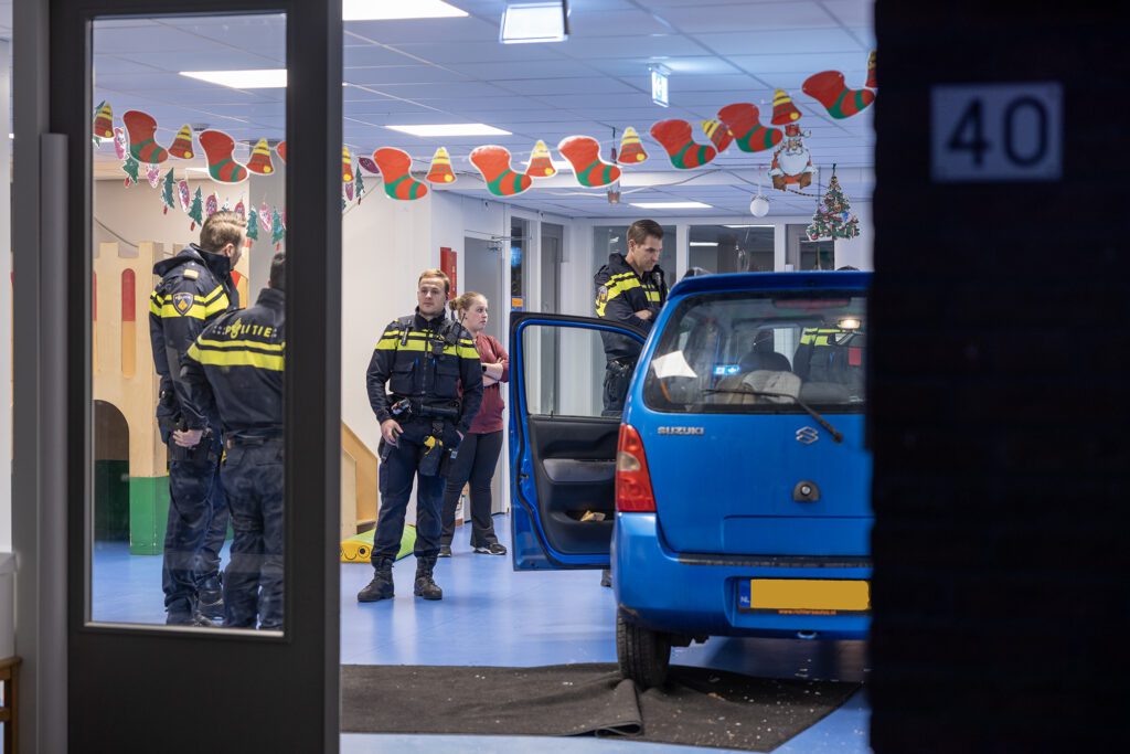 Auto rijdt kinderdagverblijf binnen in Velserbroek - 112 Nederland